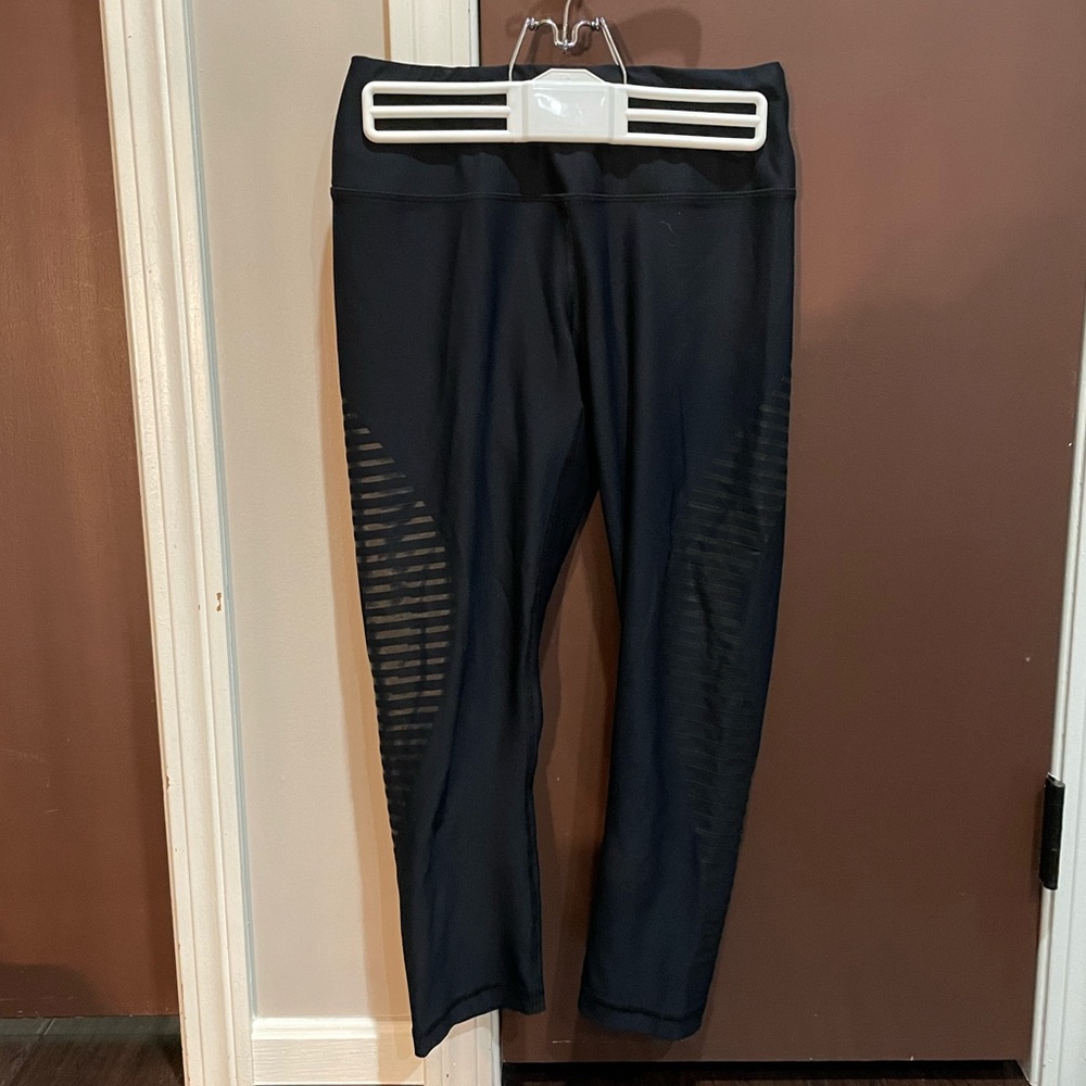 3/4 length black leggings with design on the side